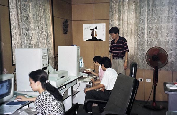 东方船创立之初广场展览馆后办公环境.jpg
