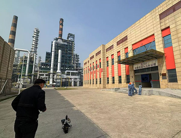 东方船摄制组在九江石化厂区开展实地8K拍摄工作 (2).jpg