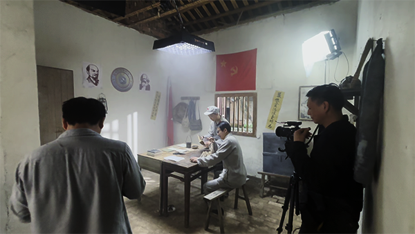 双机拍摄中央苏区年代置景拍摄演员花絮.png