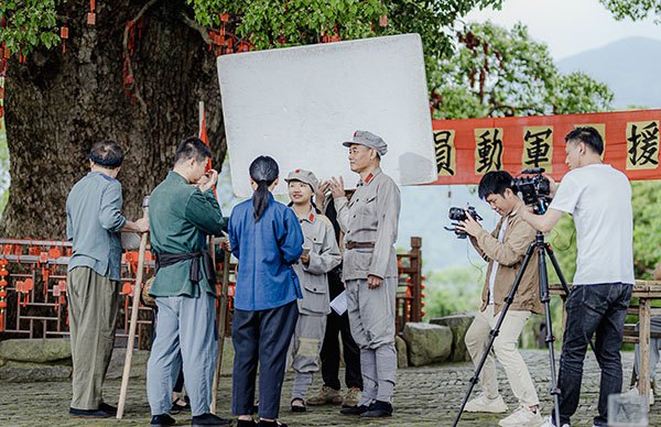 安义古村古树下中央苏区税收员和广大群众宣讲税法双机位拍摄花絮.jpg