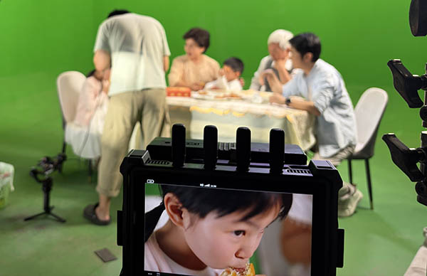卡拉多手工现烤月饼绿棚抠像家庭画面.jpg