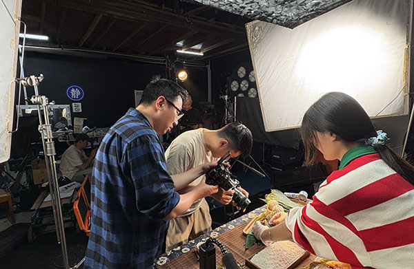 1786426466981406.jpg 东方船影视制作卡拉多江西风味粽拍摄花絮 (2).jpg