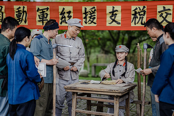 1793096212421325.jpg 中央苏区税收员和广大群众宣讲税法拍摄花絮.jpg